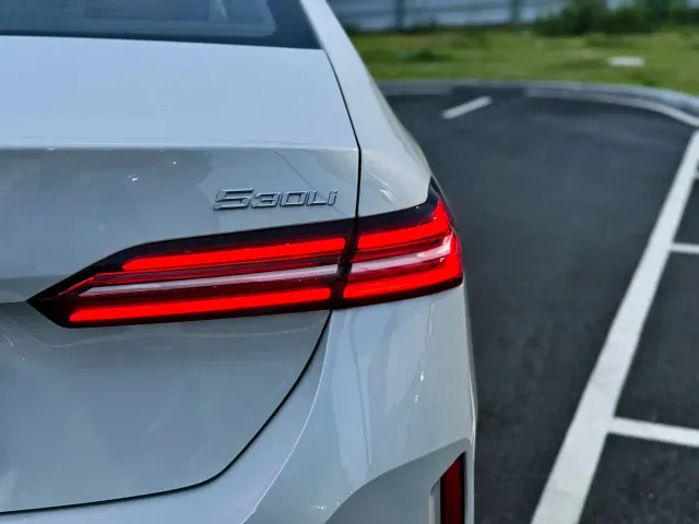 BMW 5 Series — Фото автомобиля 10