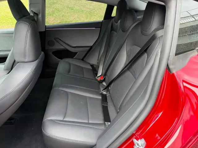 Tesla Model 3 — Фото автомобиля 11