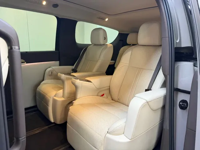 Li Auto MEGA — Фото автомобиля 11