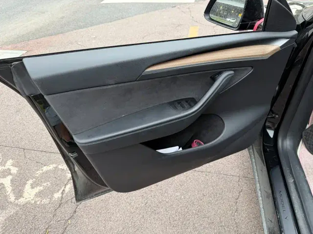 Tesla Model Y — Фото автомобиля 6
