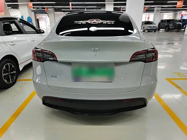 Tesla Model Y — Фото автомобиля 5