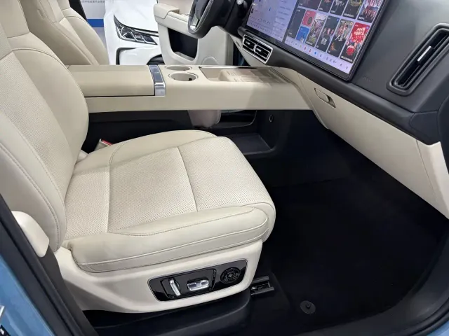 Li Auto L8 — Фото автомобиля 8