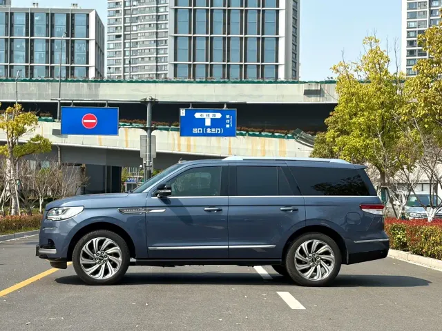Lincoln Navigator — Фото автомобиля 3