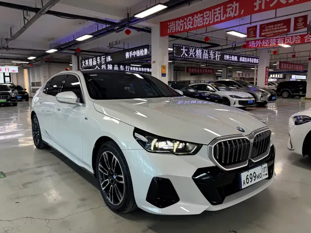 BMW 5 Series — Фото автомобиля 3