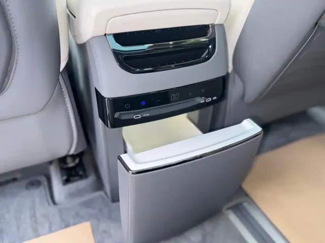 ZEEKR Zeekr 009 2024 7-Seat Aisle AWD Version 108kWh — Фото автомобиля 18
