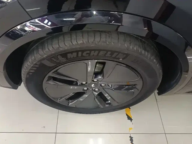 Li Auto L8 — Фото автомобиля 22