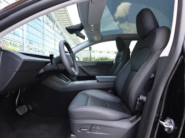 Tesla Model Y — Фото автомобиля 15