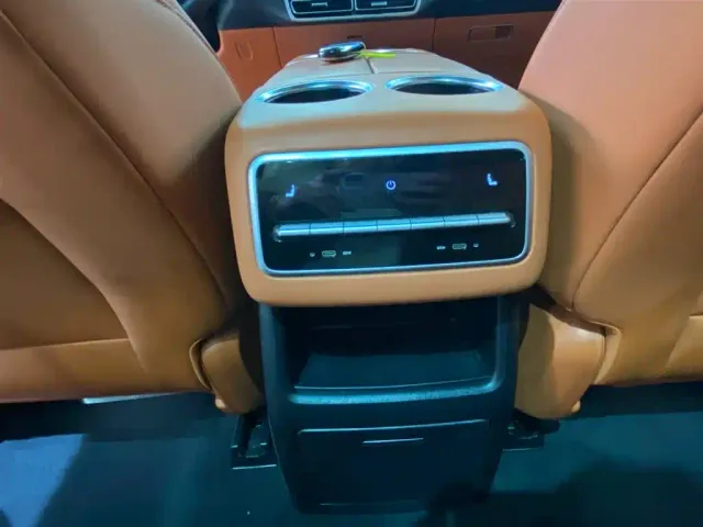 Li Auto L8 — Фото автомобиля 18