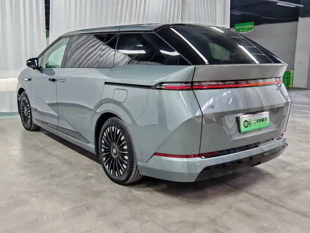 Xpeng X9 — Фото автомобиля 4