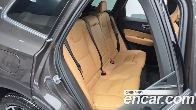 Вольво XC60 — Фото автомобиля 12