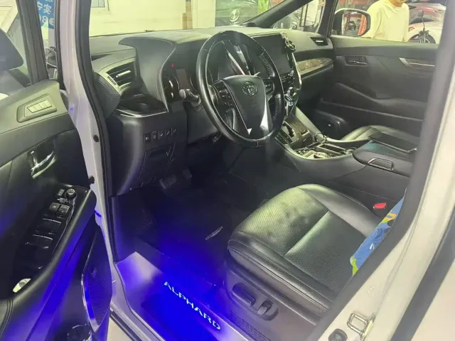 Toyota Alphard — Фото автомобиля 3