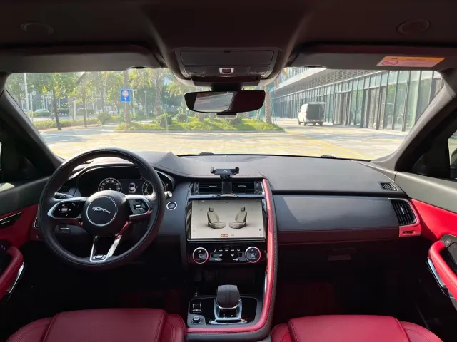 Jaguar E-PACE — Фото автомобиля 8
