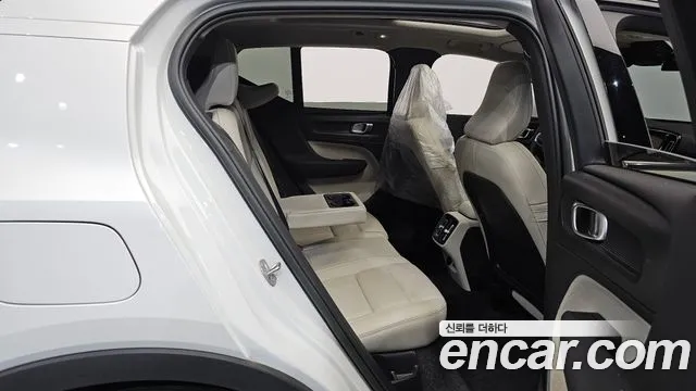 Volvo XC40 — Фото автомобиля 11