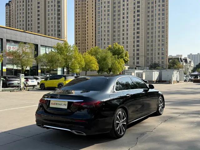 Mercedes-Benz E-Class — Фото автомобиля 4