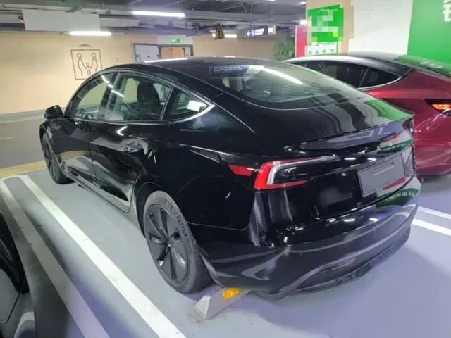 Tesla Model 3 — Фото автомобиля 4