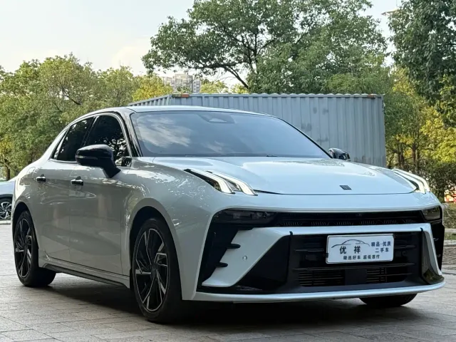Lynk & Co 03 — Фото автомобиля 3