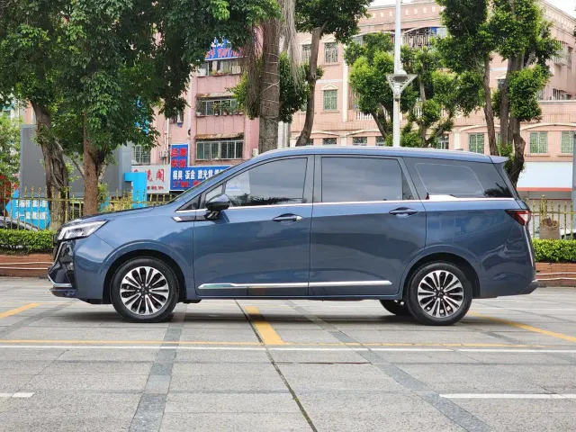 Wuling Jiachen — Фото автомобиля 4