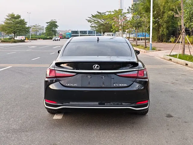 Lexus ES — Фото автомобиля 4