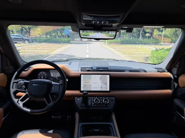 Land Rover Defender — Фото автомобиля 9