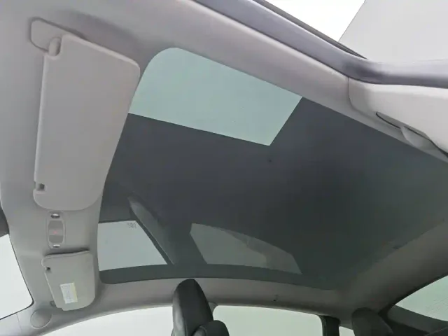 Tesla Model Y — Фото автомобиля 14