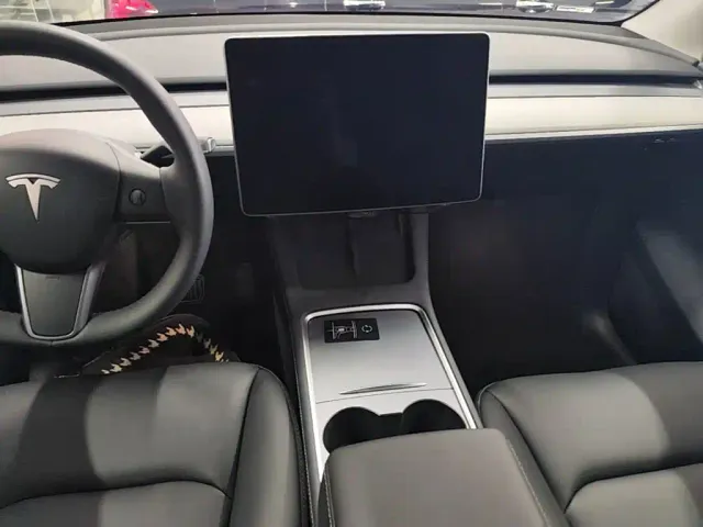 Tesla Model Y — Фото автомобиля 12