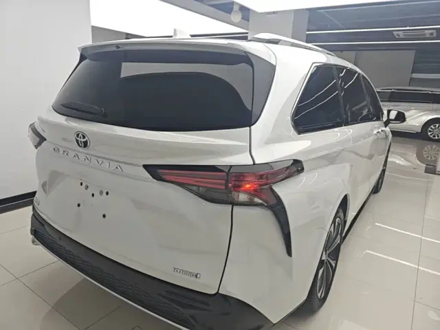 Toyota Granvia 2022 2.5L Hybrid Premium Edition — Фото автомобиля 6