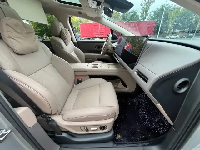 Li Auto i8 — Фото автомобиля 14