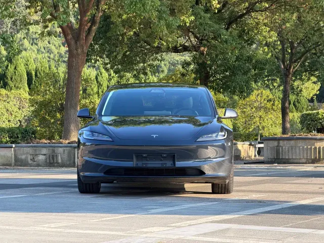 Tesla Model 3 — Фото автомобиля 2
