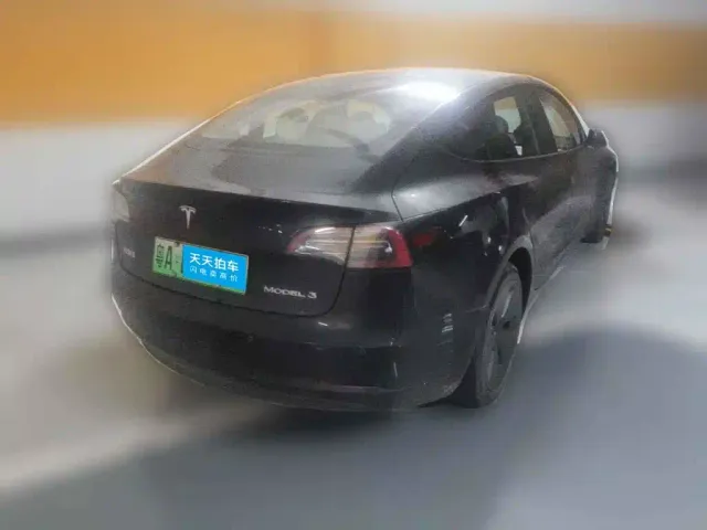 Tesla Model 3 — Фото автомобиля 2