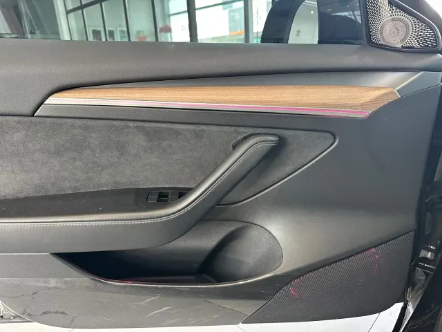 Tesla Model 3 — Фото автомобиля 11