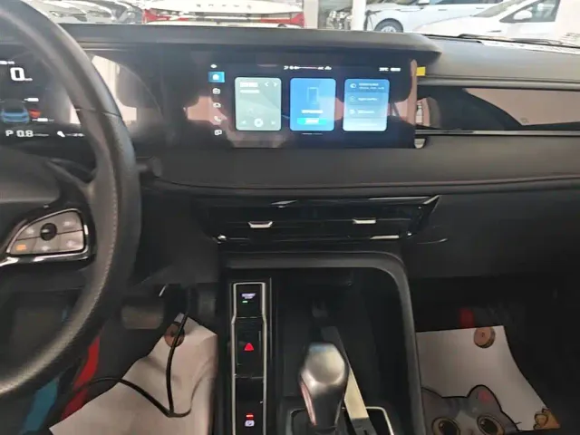 Roewe i5 — Фото автомобиля 12