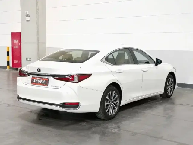 Lexus ES — Фото автомобиля 2