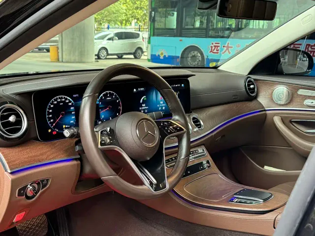 Mercedes-Benz E-Class — Фото автомобиля 12
