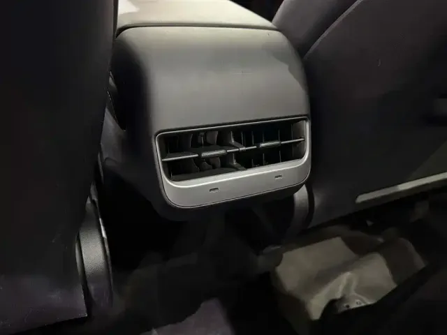 Tesla Model Y — Фото автомобиля 17