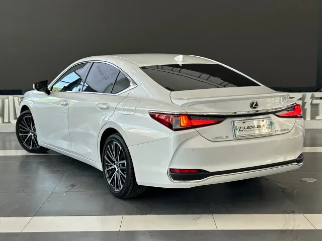 Lexus ES — Фото автомобиля 6