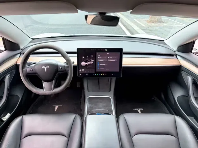 Tesla Model 3 — Фото автомобиля 10