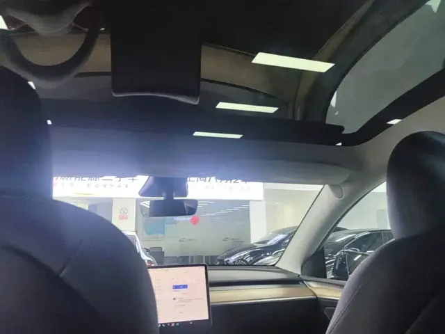 Tesla Model Y — Фото автомобиля 17
