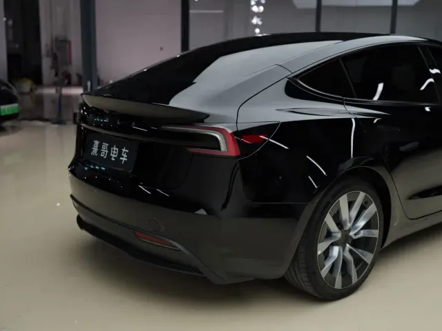 Tesla Model 3 — Фото автомобиля 10