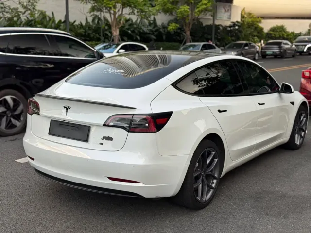 Tesla Model 3 — Фото автомобиля 4