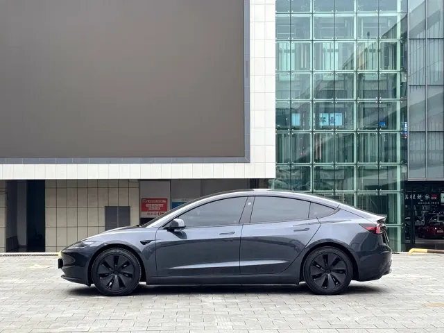 Tesla Model 3 — Фото автомобиля 13