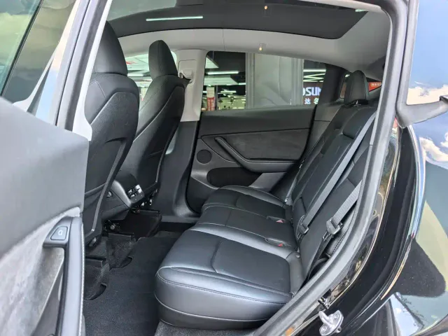 Tesla Model Y — Фото автомобиля 11