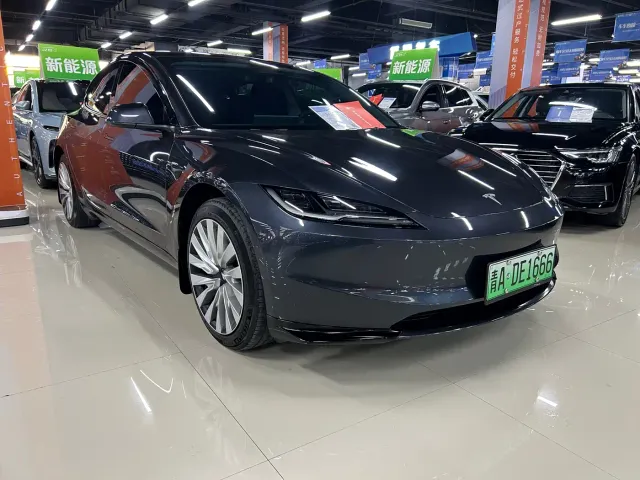 Tesla Model 3 — Фото автомобиля 3