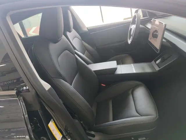 Tesla Model 3 — Фото автомобиля 24