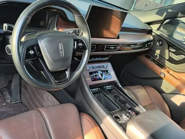 Lincoln Aviator — Фото автомобиля 5