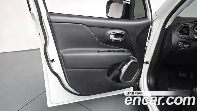 Jeep Renegade — Фото автомобиля 21