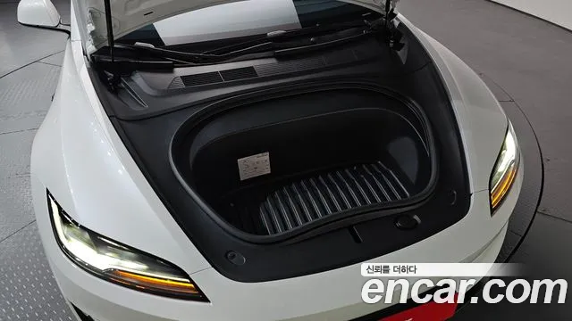 Tesla Model 3 — Фото автомобиля 6