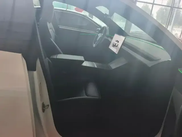 Tesla Model Y — Фото автомобиля 8