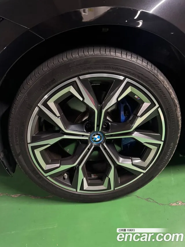 BMW i4 — Фото автомобиля 4