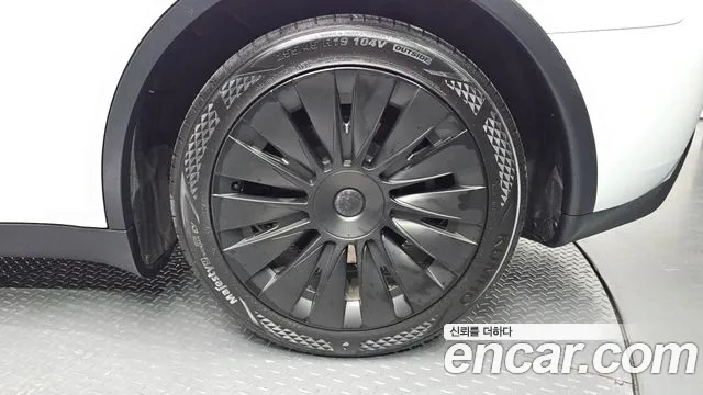 Tesla Model Y — Фото автомобиля 20