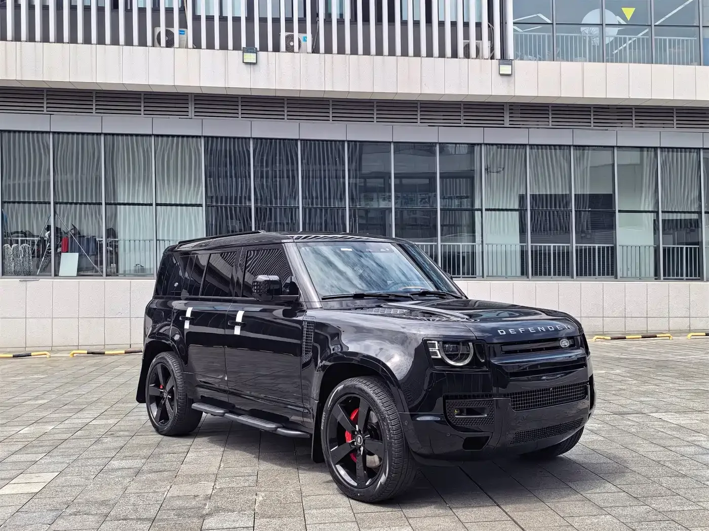 Land Rover Land Rover Defender 2024 110 3.0T P400 X-DYNAMIC HSE — Фото автомобиля 3